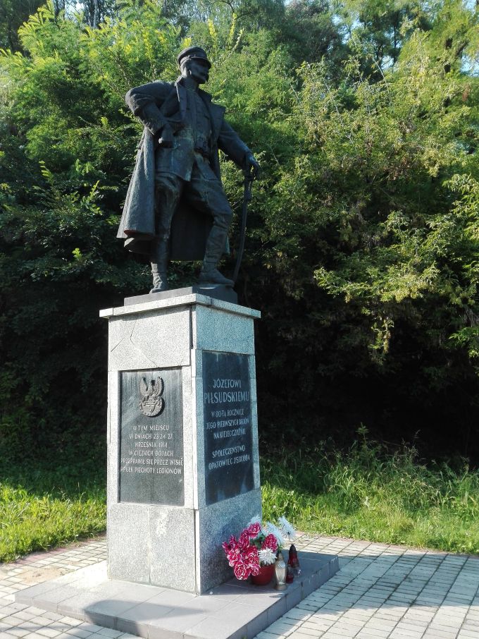 Opatowiec Pomnik Piłsudskiego.jpg